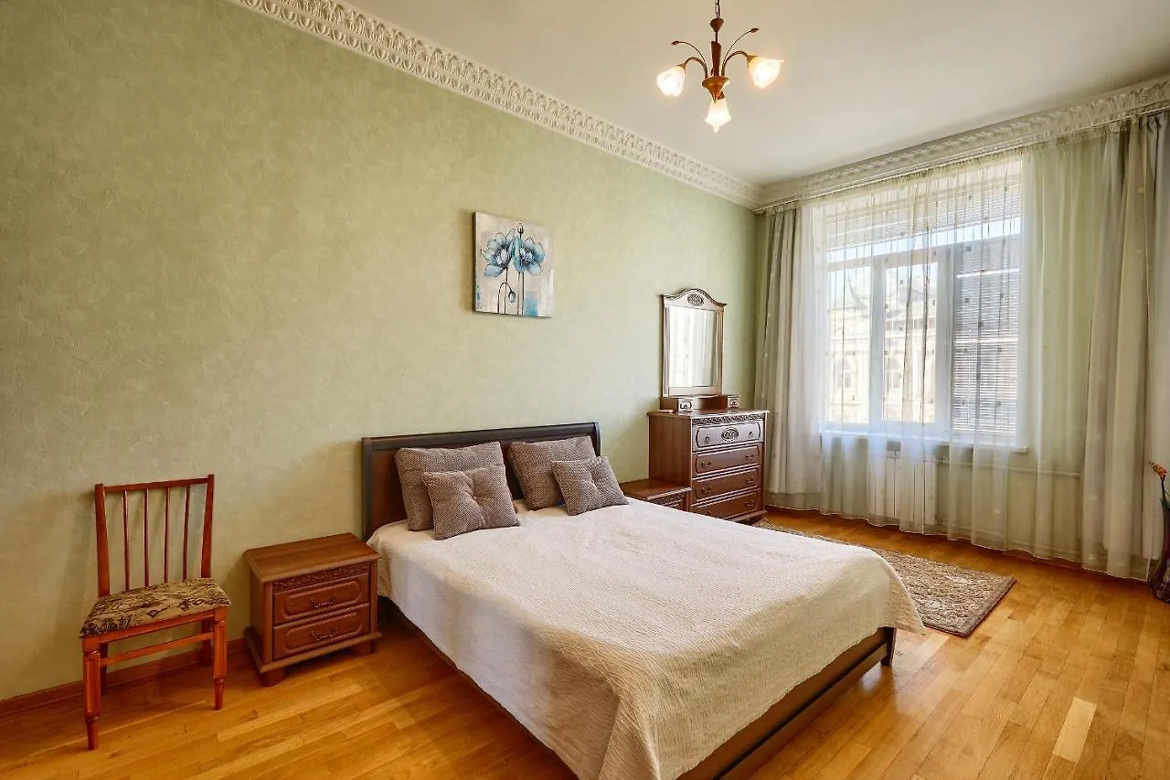 Apartment Near Lva Tolstoho Square 基輔