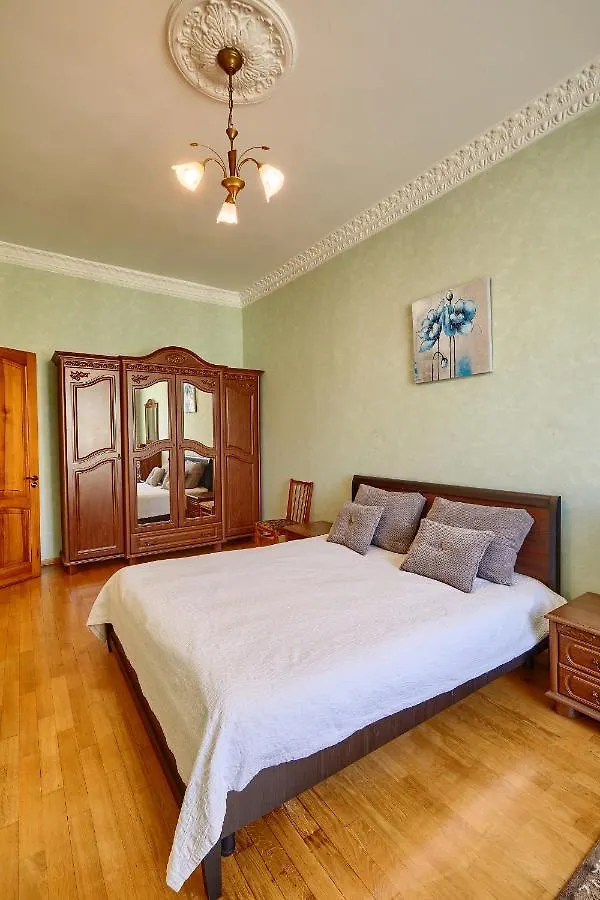 Apartment Near Lva Tolstoho Square 基輔