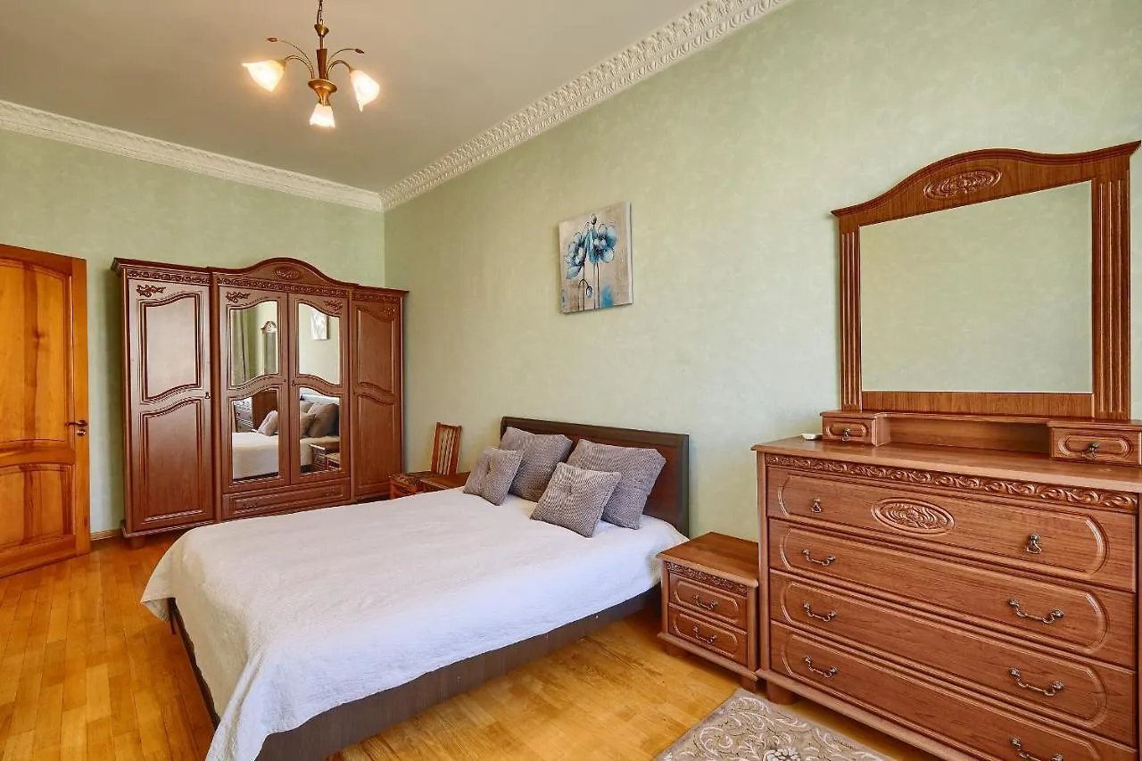Apartment Near Lva Tolstoho Square 基輔