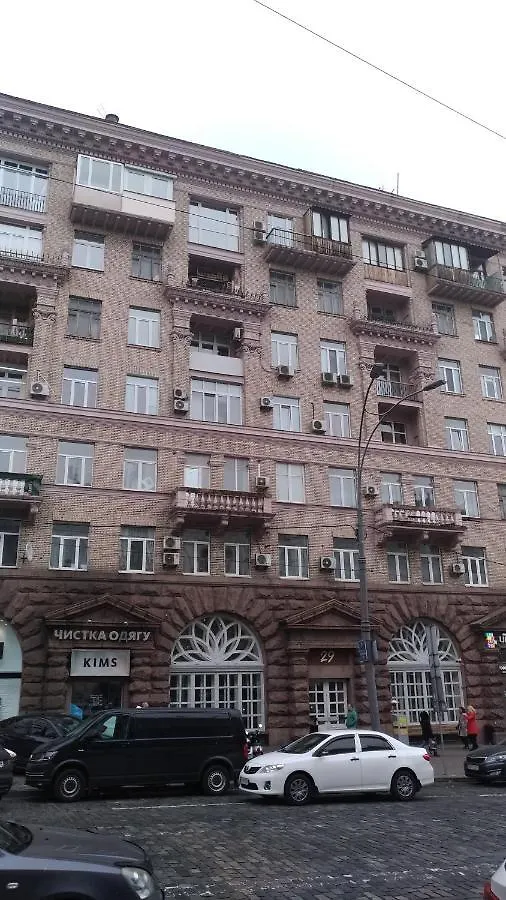 Apartment Near Lva Tolstoho Square 基輔